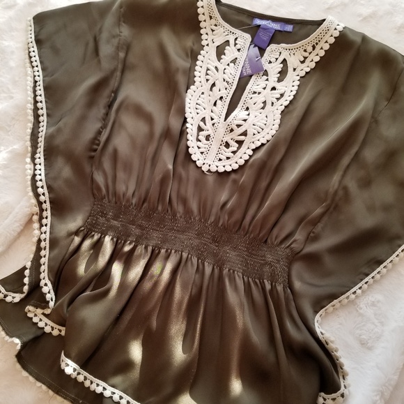 Vivienne Tam Tops - 🌟HP🌟VIVIENNE VIVIENNE Tam Beautiful Olive Blouse